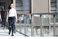 Gruppe von Studierenden geht über eine Brücke in dem FH Gebäude, Campus Bielefeld