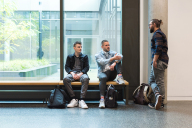 Drei Studierende unterhalten sich im Gang-Bereich der Magistrale, Campus Bielefeld