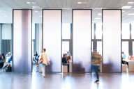 Studierende gehen in der Magistrale Richtung Mensa