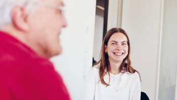 Studierende lacht im Gespräch