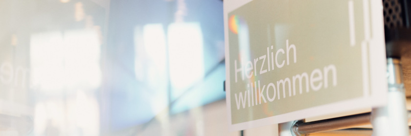 Foto: Schild mit der Aufschrift Herzlich willkommen