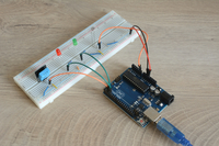 Foto von einem Arduino und einem Steckbrett mit verschiedenen Elektronikkomponenten