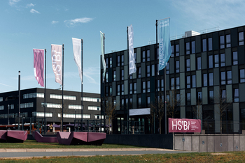 Das HSBI Hauptgebäude mit Flaggen