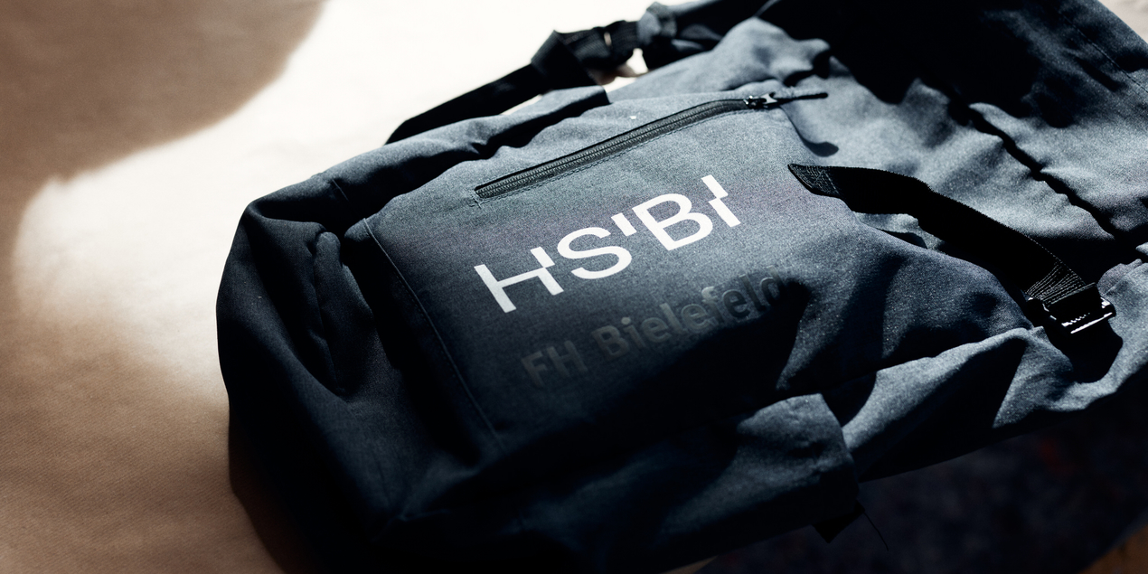 Ein Rucksack mit HSBI Logo