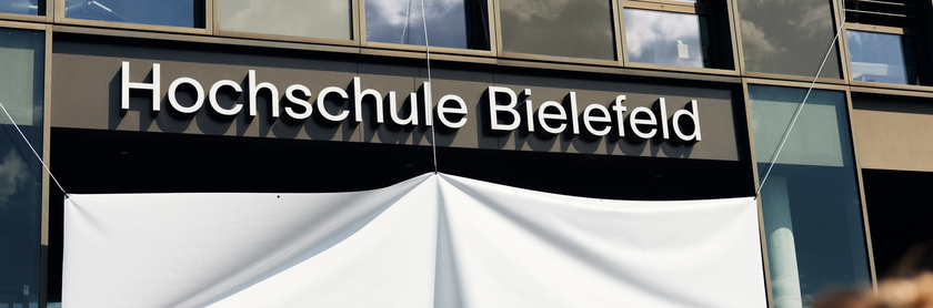 Schriftzug Hochschule Bielefeld am HSBI Hauptgebäude