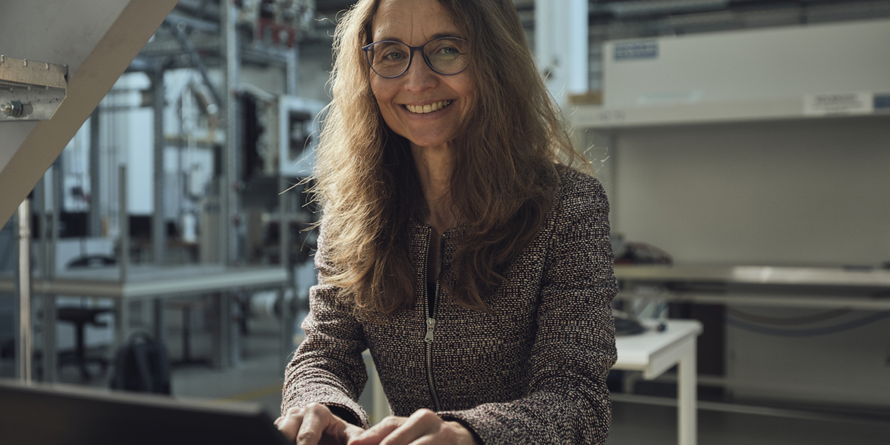 Porträt von Professorin Dr. Christiane Nitschke sitzt vor einem Laptop