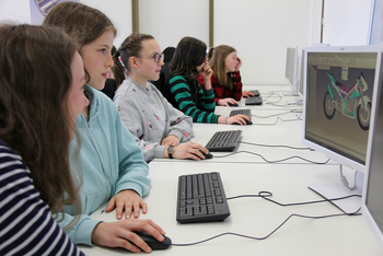 Mehrere Mädchen sitzen vor Computern.