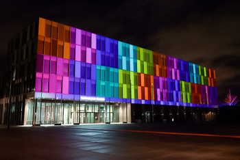Das Hauptgebäude der FH Bielefeld wird beleuchtet.