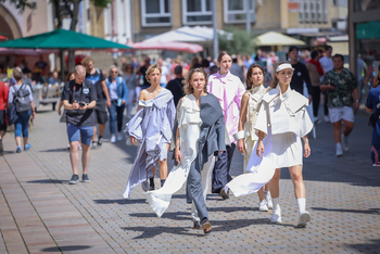 VIer Models laufen durch die Bielefelder Fußgängerzone
