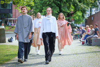 Vier Models laufen durch den Kunsthallenpark
