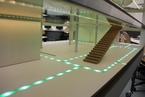 EIn Modell eines Gebäudes mit grün leuchtenden LED-Streifen auf dem Boden