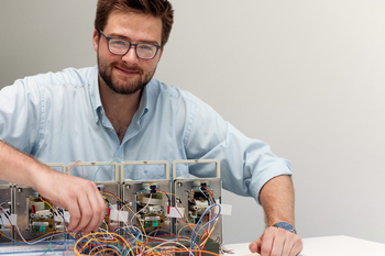 Frederic Palesch arbeitet an einem technischen Gerät zur Steuerung der Dialyseflüssigkeit