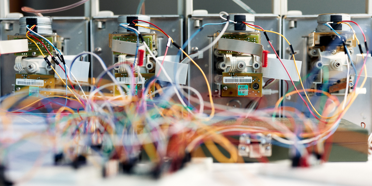 Verschiedene elektronische Komponenten und farbige Leitungen und Kabel