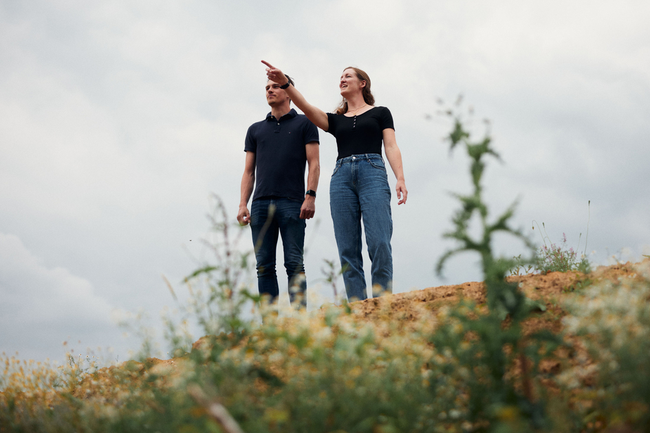 Sarah Huxohl und Jan-Hendrik Lange schauen auf das Baufeld