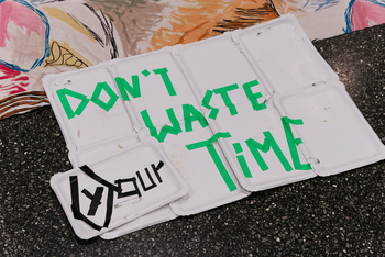 Auf einem Schild steht: Don`t waste your time.