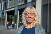 Porträt Prof. Dr. Gudrun Dobslaw vor dem FH-Gebäude