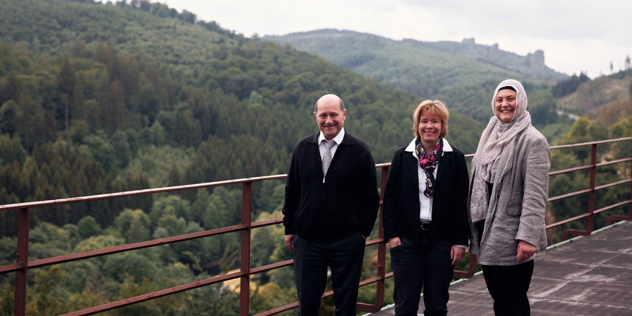 Chefarzt der Klinik Brilon-Wald Dr. Turan Devrim, Prof. Dr. Katja Makowsky und Dr. Havva Mazı stehen nebeneinander und schauen in die Kamera.