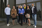 Sieben Personen stehen vor dem Hauptgebäude der Hochschule Bielefeld