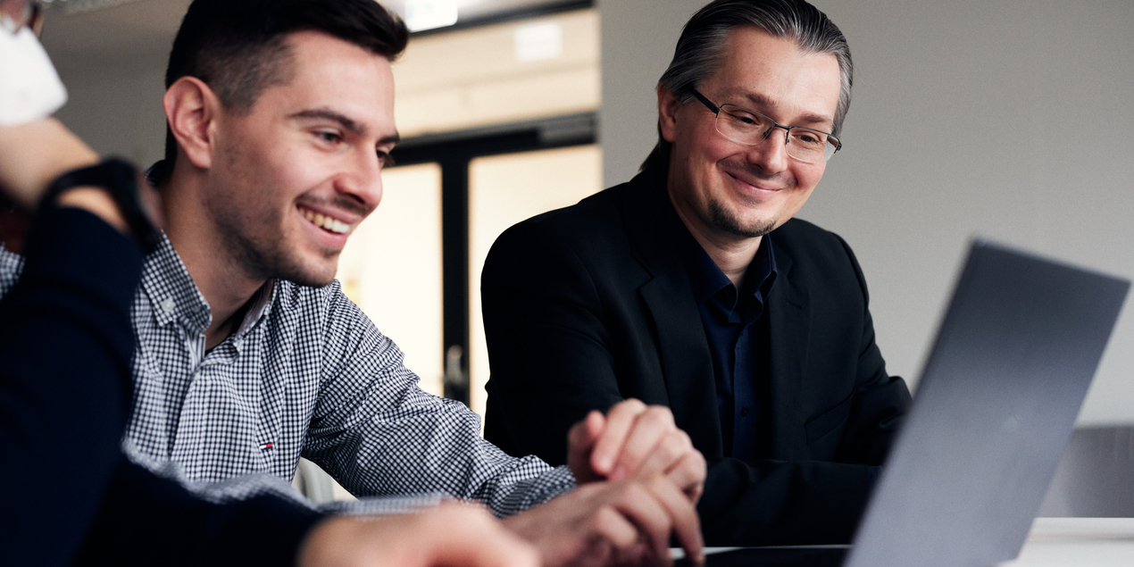 Tobias Patzer und Lukas Gawor schauen auf ein Laptop