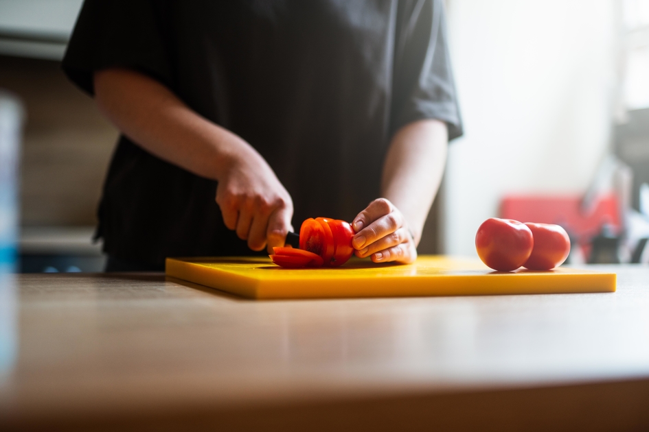 Emely Westfeld schneidet eine Tomate auf einem Brett