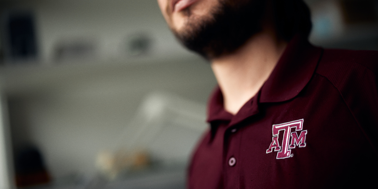 Hemd eines Studierenden mit Emblem der Texas A&M University