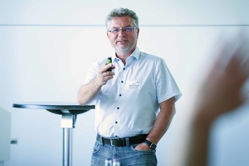Prof Dr Christian Schröder präsentiert das neue InCamS Projekt der Hochschule Bielefeld