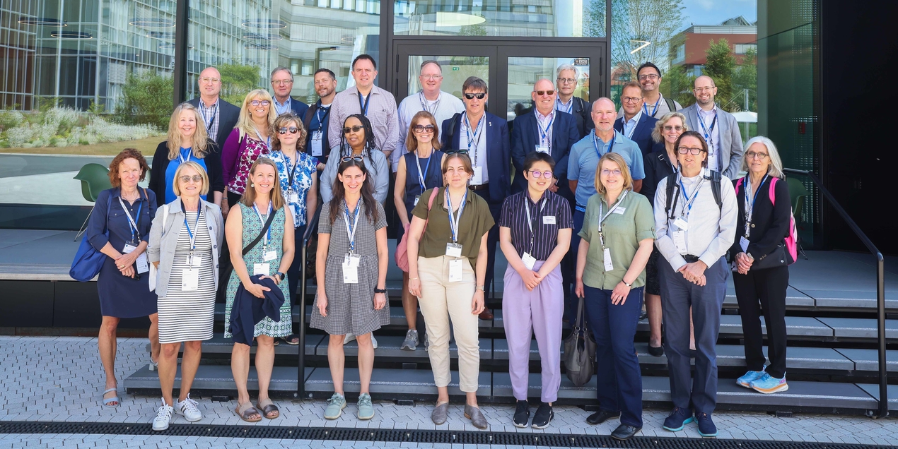 Gruppenbild der DAAD Delegation aus den USA und Kanada die sich auf einer Reise durch NRW befinden zusammen mit den Vertreterinnen der HSBI