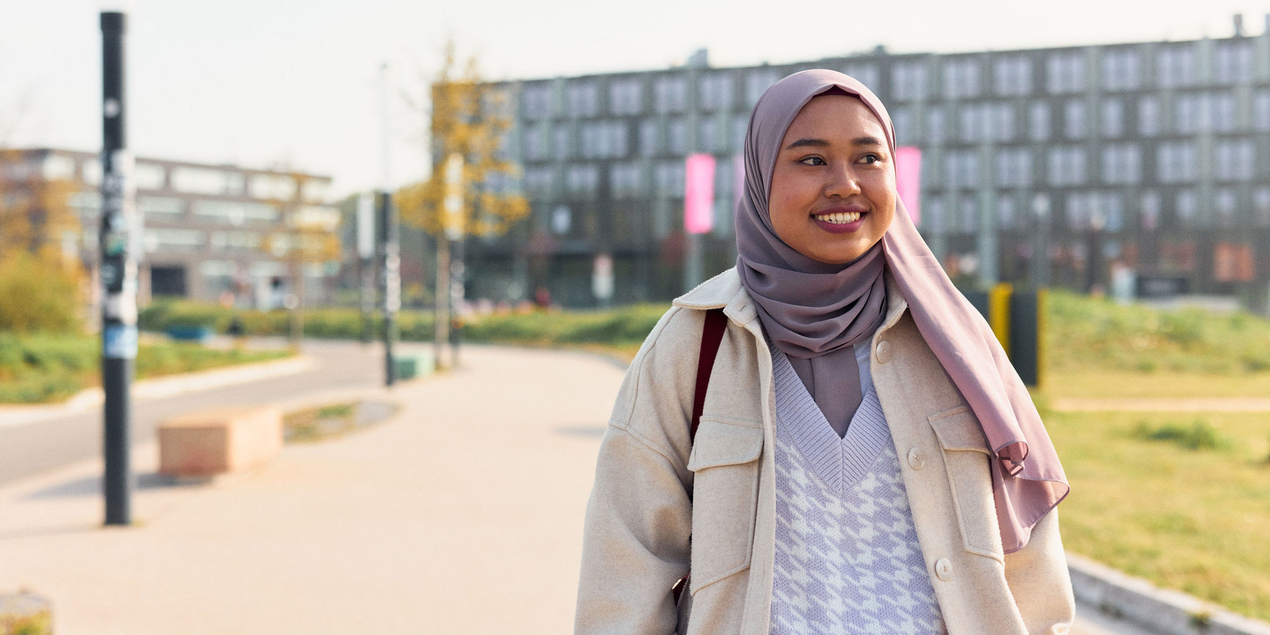 Putri Jamadi vor dem FH Hauptgebäude