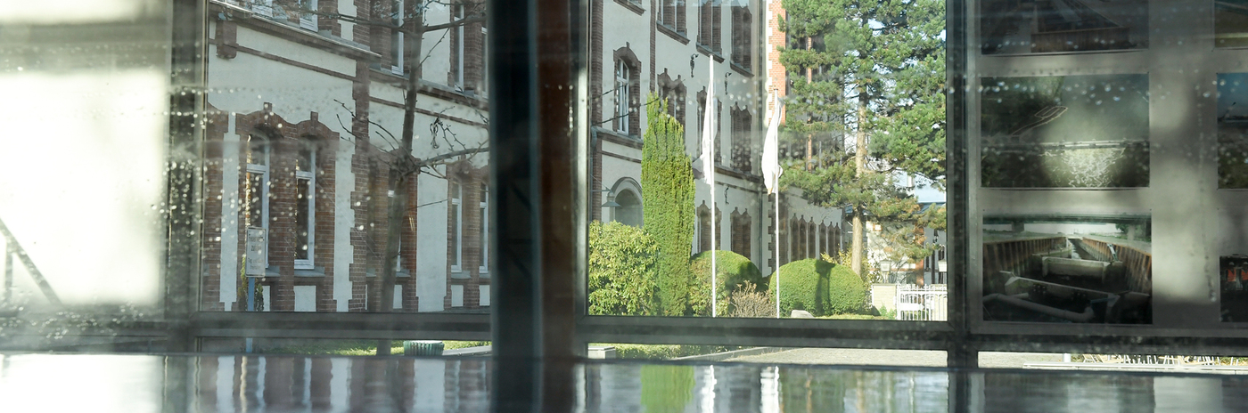 Durch ein Fenster aus dem Wasserlabor ist ein Ausschnitt des Gebäudes zu sehen.