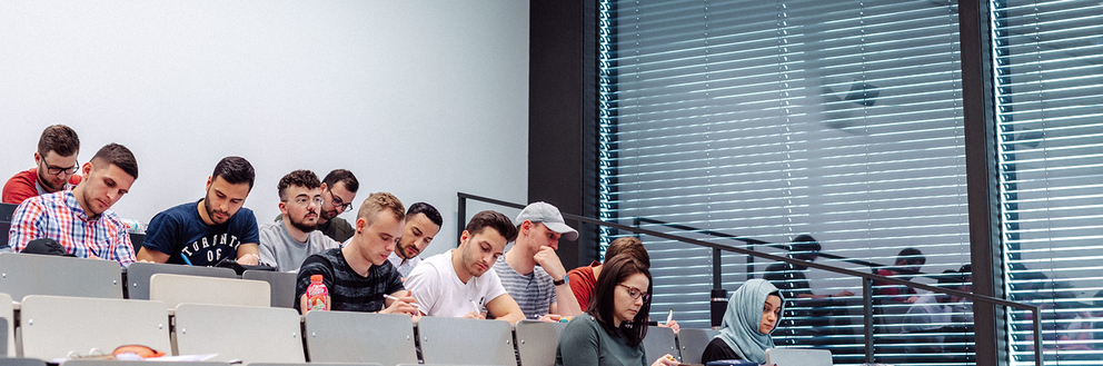 Studierendes des Fachbereichs Ingenieurwissenschaften und Mathematik sitzen im Hösaal.