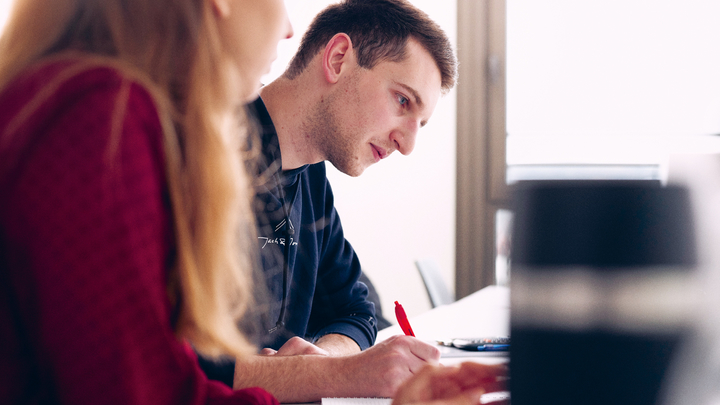 Zwei Studierende am arbeiten